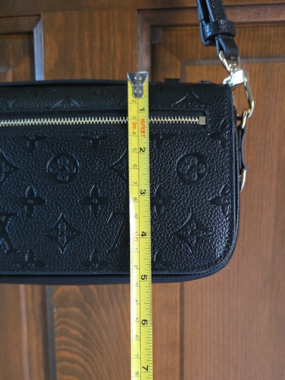 Black Embossed Leather Crossbody Bag with Gold Lock And Adjustable Strap Lk New - Picture 4 of 13